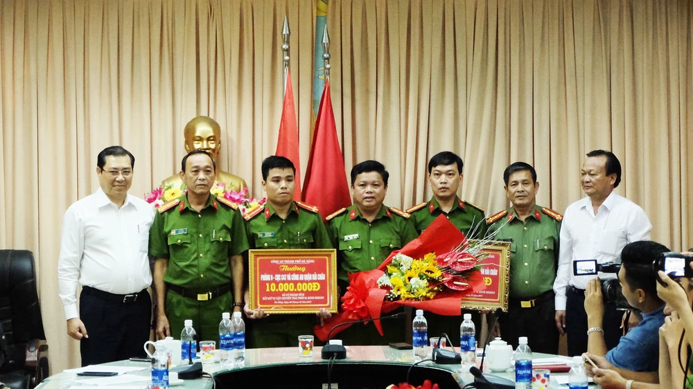 Chủ tịch UBND TP Đà Nẵng Huỳnh Đức Thơ thưởng nóng cho Công an quận Hải Châu và Phòng 9 (C47 - Bộ Công an) 