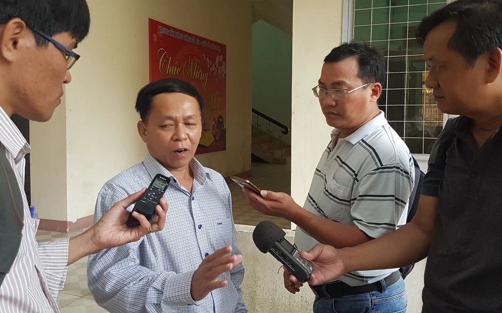 Ông Nguyễn Văn Văn, Phó Giám đốc Sở Y tế Quảng Nam trả lời phỏng vấn báo chí về công tác khoanh vùng, dập dịch bạch hầu tại Nam Trà My