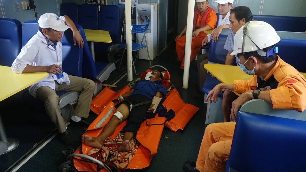 Nạn nhân được tàu SAR 412 đưa về đất liền Đà Nẵng cấp cứu kịp thời 