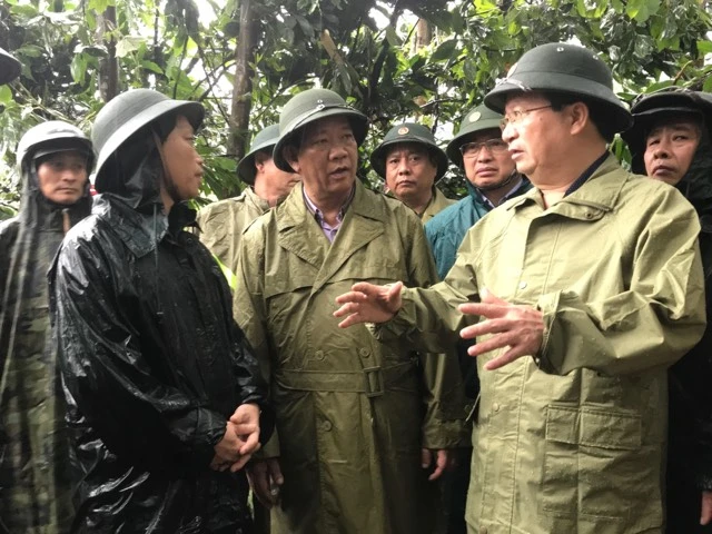 Phó Thủ tướng Trịnh Đình Dũng dẫn đầu đoàn công tác đi kiểm tra tình hình phòng chống mưa lũ trên địa bàn huyện Bắc Trà My. Ảnh: VGP