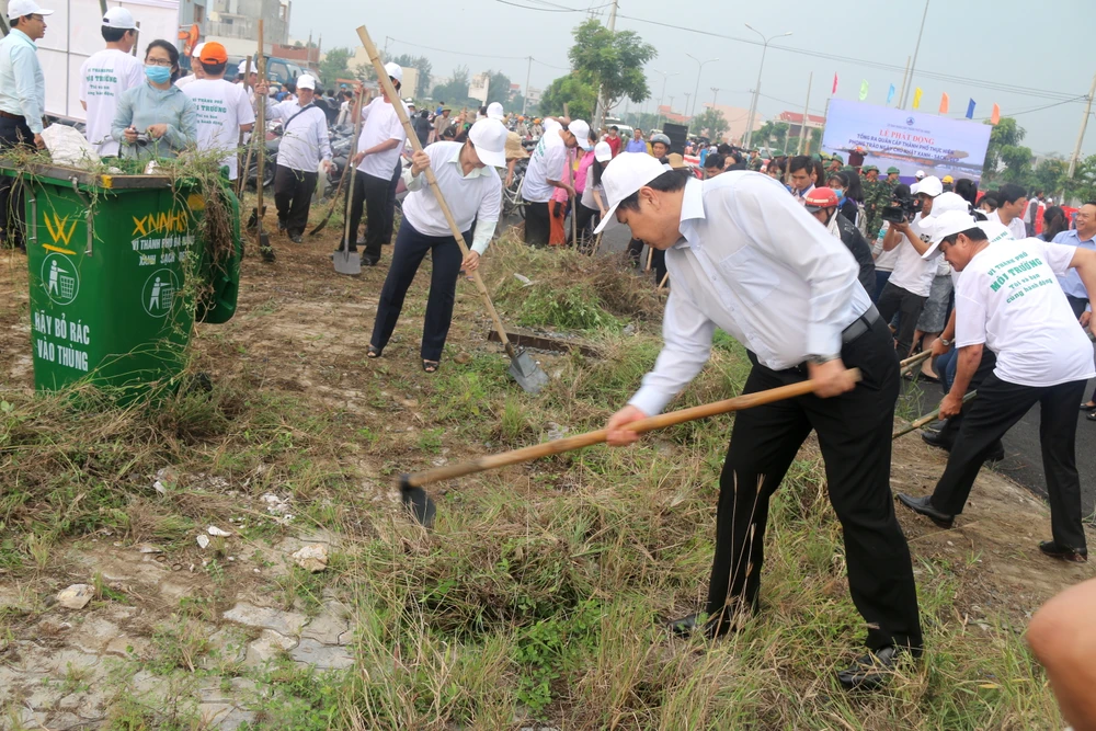 Ông Huỳnh Đức Thơ, Chủ tịch UBND TP Đà Nẵng cũng cầm cuốc xuống đường dọn dẹp hậu quả sau mưa bão 