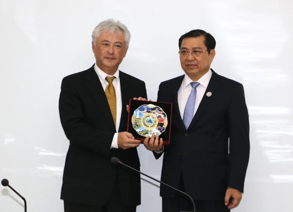Chủ tịch UBND TP Đà Nẵng Huỳnh Đức Thơ tặng quà cho ông Masahiro Moriyasu, Tổng Giám đốc Mitsui & Co VIệt Nam 