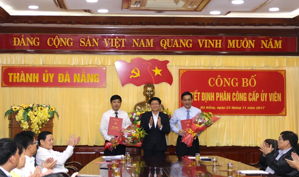 Phó Bí thư Thành uỷ Võ Công Trí trao quyết định và tặng hoa cho ông Lương Nguyễn Minh Triết và Đào Tấn Bằng 