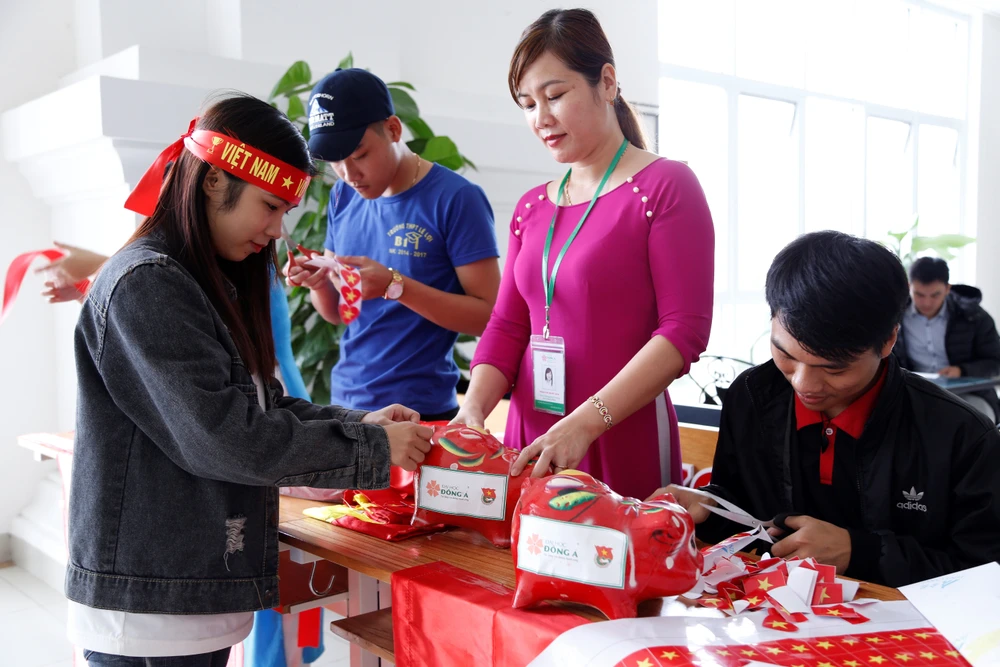 Sinh viên Đại học Đông Á mua cờ, băng đô và sticker cổ vũ trận chung kết U23 châu Á để gây quỹ hỗ trợ vé xe cho sinh viên nghèo về quê ăn tết 