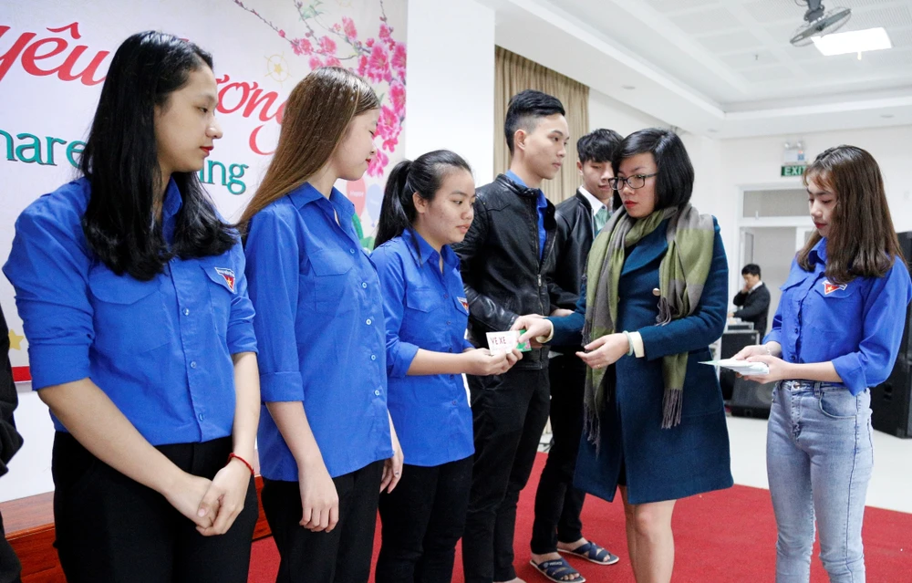 Ban tổ chức chương trình "Xuân yêu thương" của Trường Đại học Đông Á trao vé xe cho sinh viên nghèo về quê ăn tết 