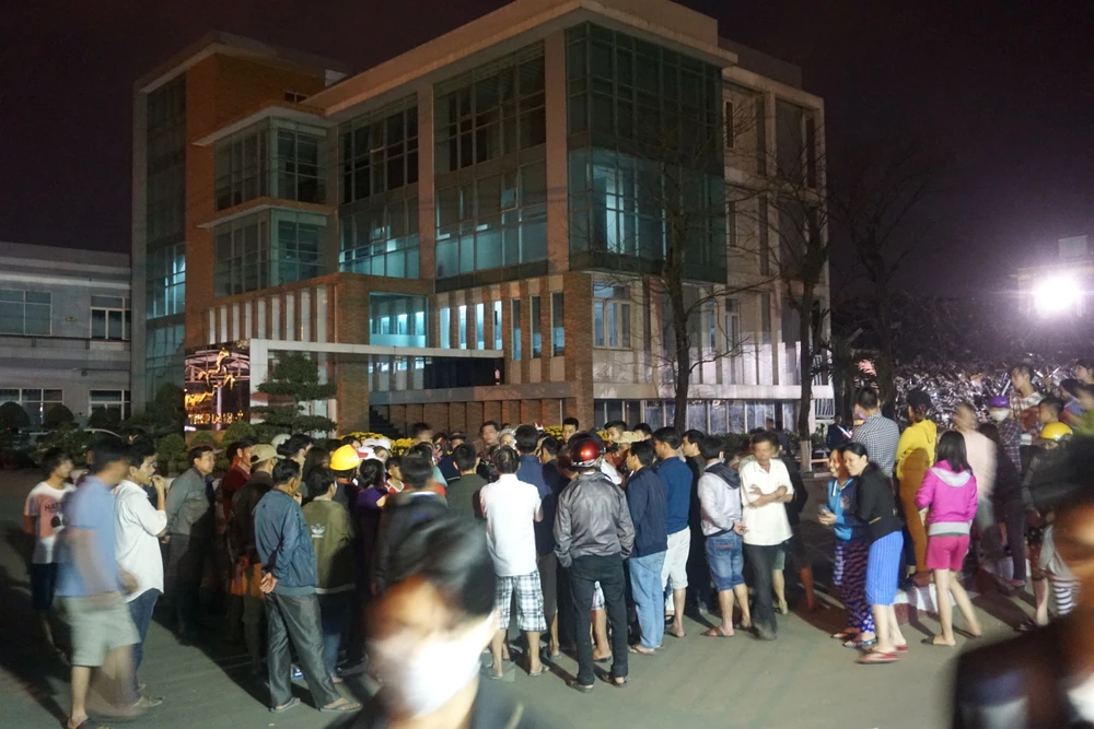 Hàng trăm người dân tập trung phản đối Nhà máy thép Dana Ý vào tối 26-2-2018