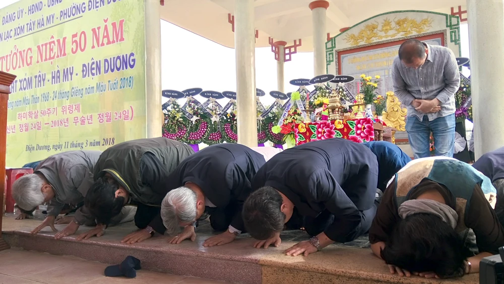 Những người Hàn Quốc đến quỳ gối xin lỗi dân làng Hà My 