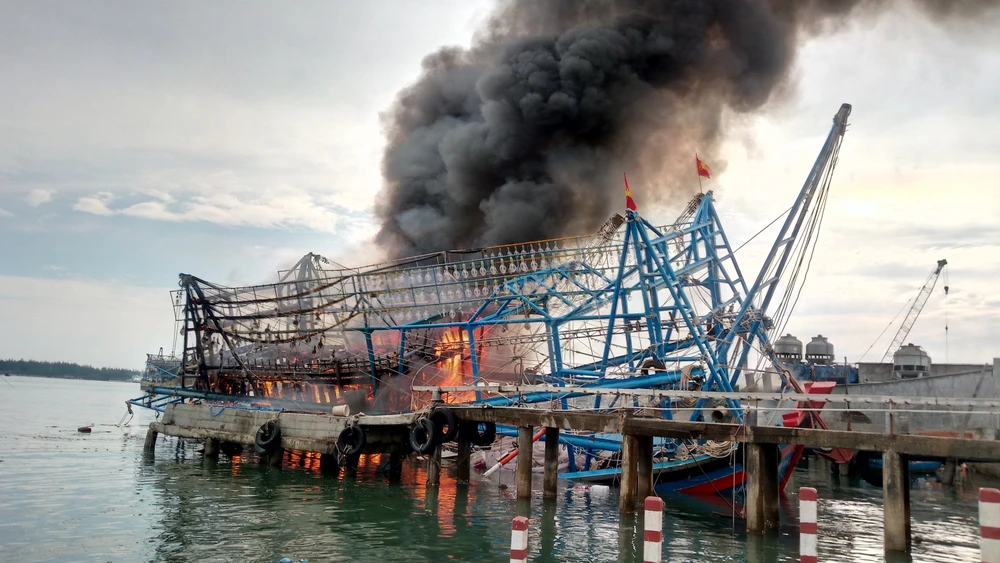 Tàu chụp mực tiền tỷ bị lửa thiêu rụi tại cảng Kỳ Hà 