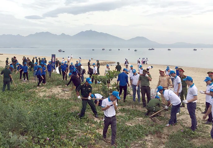 Các đại biểu tham gia lượm rác trên bãi biển đường Nguyễn Tất Thành, Đà Nẵng 