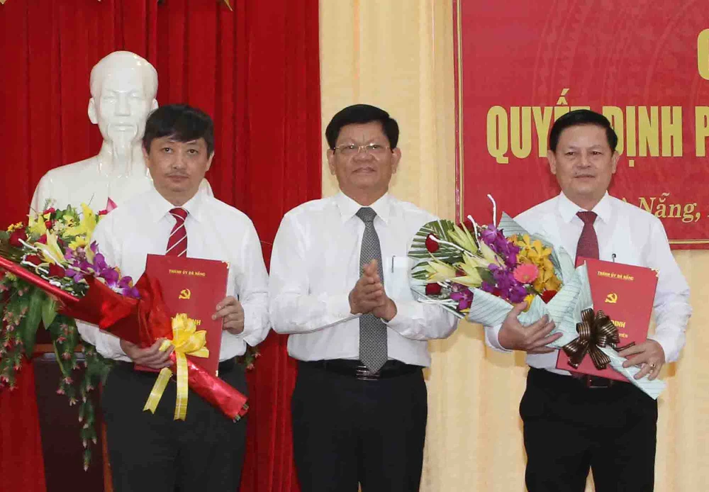 Ông Võ Công Trí, Phó Bí thư Thành ủy Đà Nẵng trao quyết định cho ông Đặng Việt Dũng (trái) và ông Trần Đình Hồng (phải)