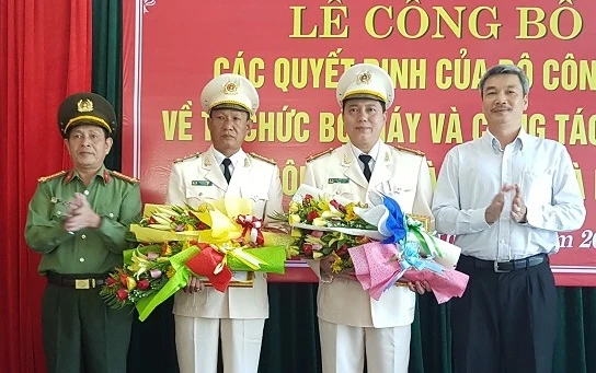 Đại tá Lê Ngọc Hai và Đại tá Trần Đình Chung (theo thứ tự thứ 2 và thứ 3 từ trái sang) được bổ nhiệm làm Phó Giám đốc Công an TP Đà Nẵng
