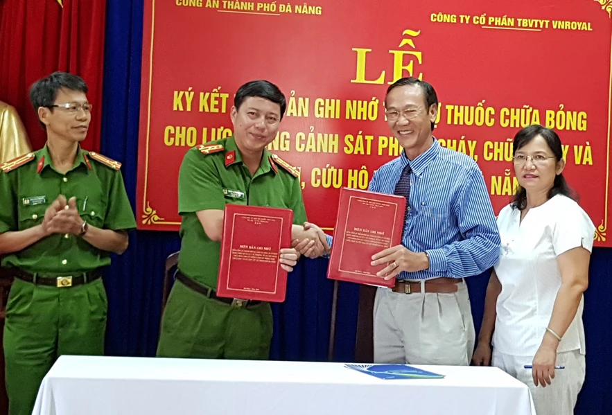 Lễ ký kết hợp đồng tài trợ sản phẩm trị bỏng và xử lý thương tích cho lực lượng chuyên trách PCCC Đà Nẵng