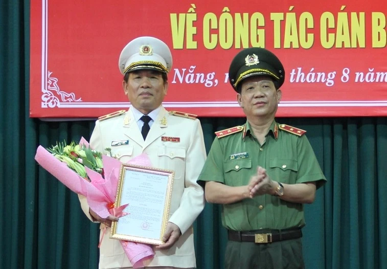 Trung tướng Nguyễn Văn Sơn (bìa phải), Thứ trưởng Bộ Công an trao Quyết định bổ nhiệm của Bộ Công an cho Thiếu tướng Vũ Xuân Viên