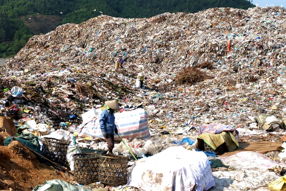 Người dân liên tục phản đối việc bãi rác Khánh Sơn gây ô nhiễm môi trường