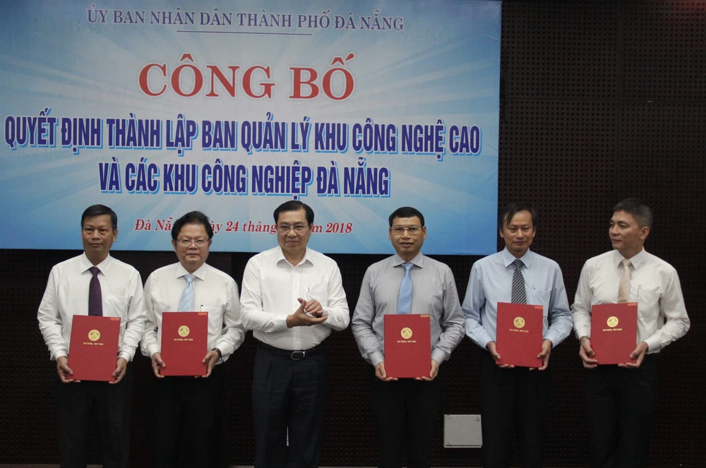 Ông Huỳnh Đức Thơ, Chủ tịch UBND TP Đà Nẵng trao quyết định bổ nhiệm ban lãnh đạo của BQL 