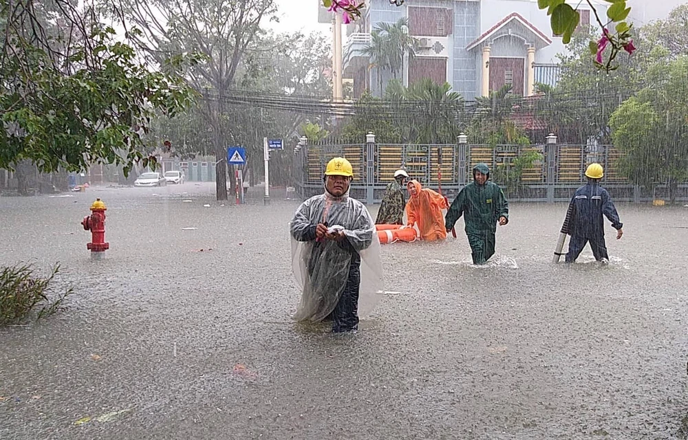 UBND quận Hải Châu huy động lực lượng và phao cứu sinh đến khu vực phường Hòa Thuận Tây để đưa dân ra khỏi vùng nguy hiểm