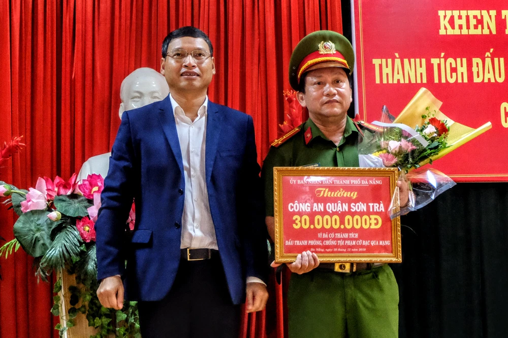 Phó Chủ tịch UBND TP Đà Nẵng Hồ Kỳ Minh khen thưởng đột xuất Công an quận Sơn Trà