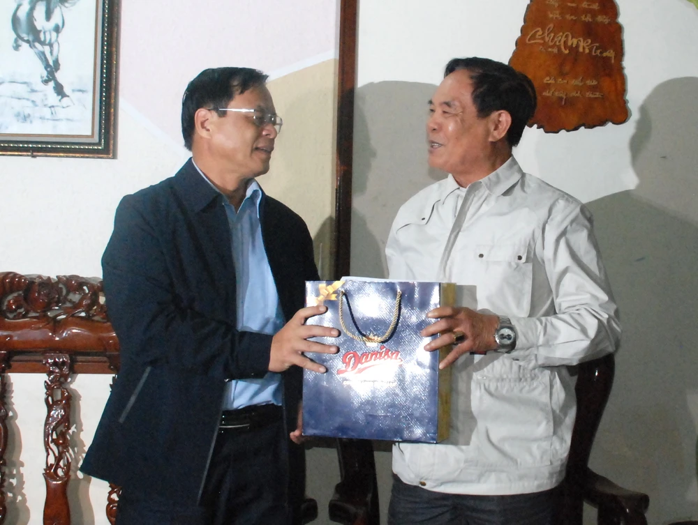 Ông Võ Ngọc Đồng, Giám đốc Sở Nội vụ, Chủ tịch UBND huyện Hoàng Sa (Đà Nẵng) đến thăm và tặng quà cho các nhân chứng Hoàng Sa