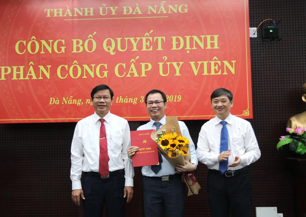 Ban tổ chức Thành ủy Đà Nẵng công bố quyết định phân công ông Vũ Quang Hùng về làm Bí thư Quận ủy Liên Chiểu