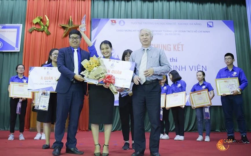 Thí sinh Ngô Thị Minh Tiên- Lớp 42K06.4CLC xuất sắc vượt qua 12 thí sinh để đạt giải Nhất hội thi