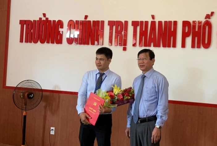 Ông Võ Văn Thương, Trưởng Ban Tổ chức Thành ủy Đà Nẵng trao quyết định cho ông Nguyễn Đình Thuận (bìa trái) 