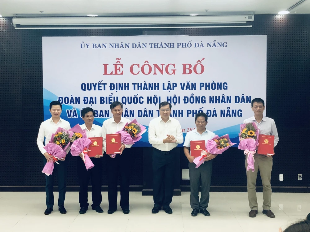 Ông Huỳnh Đức Thơ, Chủ tịch UBND TP Đà Nẵng trao Quyết định bổ nhiệm và tặng hoa cho Chánh Văn phòng và các Phó Chánh Văn phòng hợp nhất