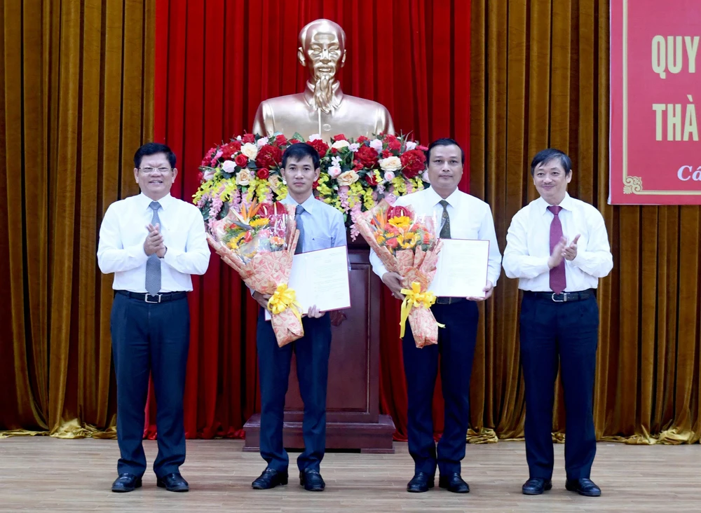 Đà Nẵng công bố quyết định về công tác cán bộ ở Hòa Vang và Cẩm Lệ