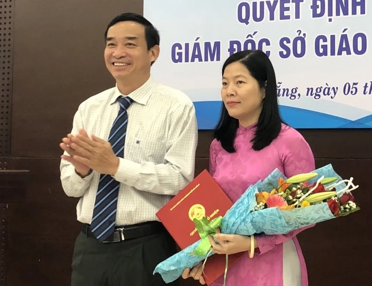 Ông Lê Trung Chinh, Phó Chủ tịch UBND TP Đà Nẵng trao quyết định và tặng hoa chúc mừng cho bà Lê Thị Bích Thuận