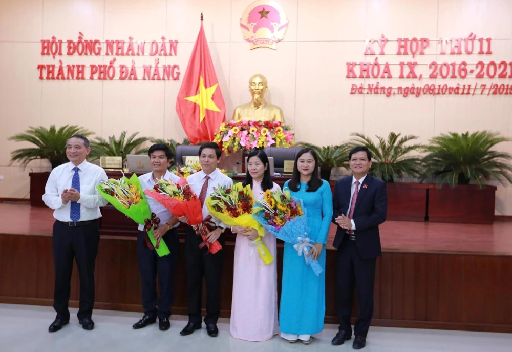 Lãnh đạo Thành ủy, HĐND TP Đà Nẵng tặng hoa chúc mừng các đại biểu được bầu vào chức danh mới
