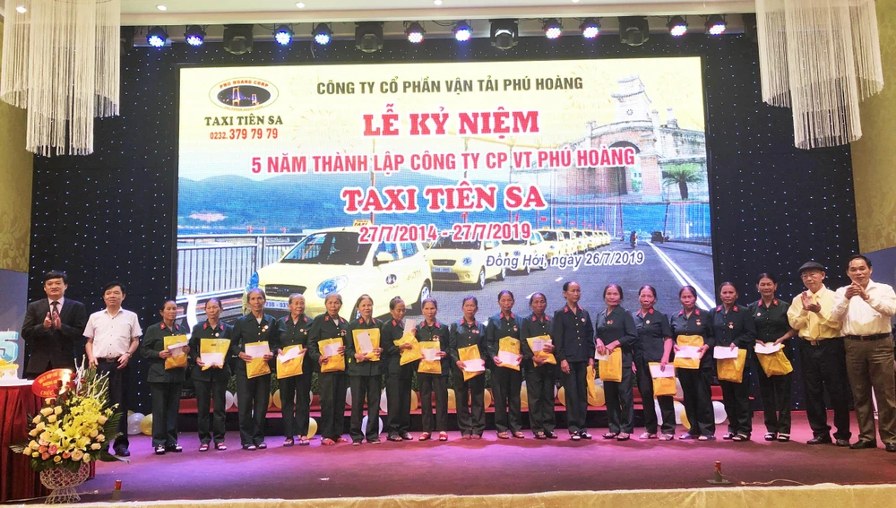 Taxi Tiên Sa tri ân và tặng quà với tổng số tiền 45,5 triệu đồng cho Đại đội nữ pháo binh Ngư Thủy anh hùng