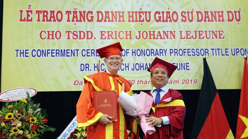 PGS.TS Nguyễn Ngọc Vũ - Giám đốc đại học Đà Nẵng trao tặng danh hiệu Giáo sư danh dự cho Tiến sĩ Danh dự Erich Johann Lejeune