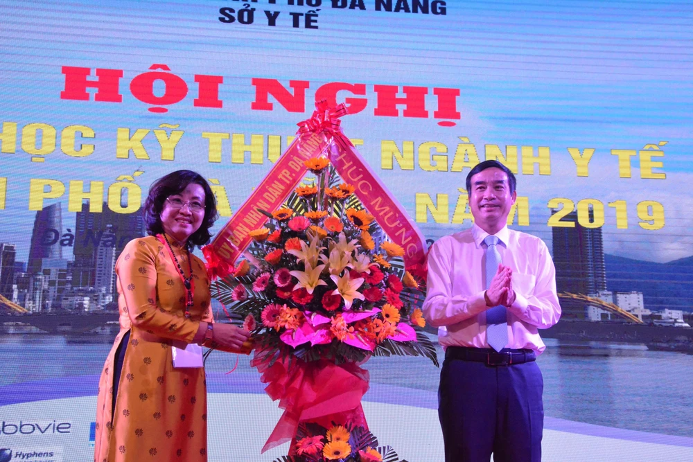 Ông Lê Trung Chinh, Phó Chủ tịch UBND TP Đà Nẵng tặng hoa chúc mừng