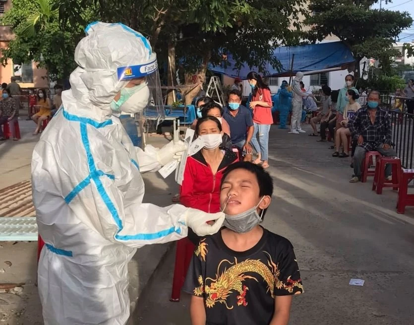 Nhân viên y tế quận Sơn Trà lấy mẫu xét nghiệm cho người dân khu vực quận Sơn Trà