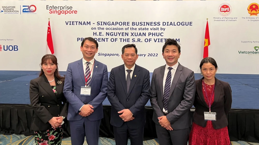 Đại diện Phytopharma gặp gỡ Chủ tịch Liên đoàn Sản xuất Singapore Doughlas Foo tại Đối thoại Doanh nghiệp Việt Nam – Singapore