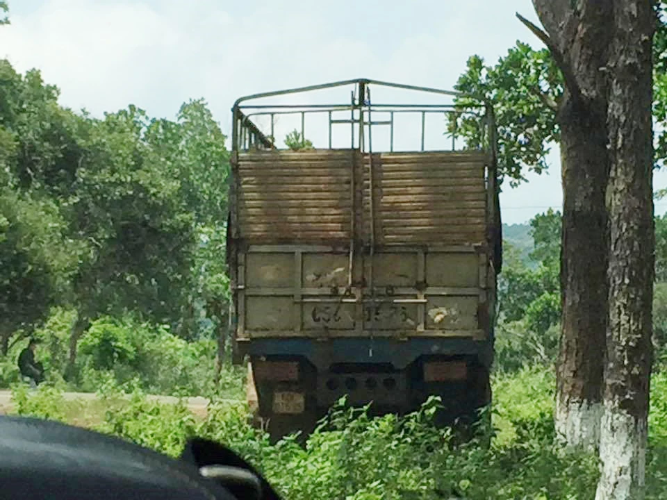 Chiếc xe chở gỗ lậu được phát hiện gần Đồn Biên phòng Bu Cháp. Ảnh CÔNG HOAN
