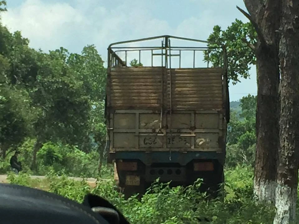Xe chở gỗ lậu bị phát hiện trong khu vực Đồn Biên phòng Bu Cháp quản lý. Ảnh CÔNG HOAN.