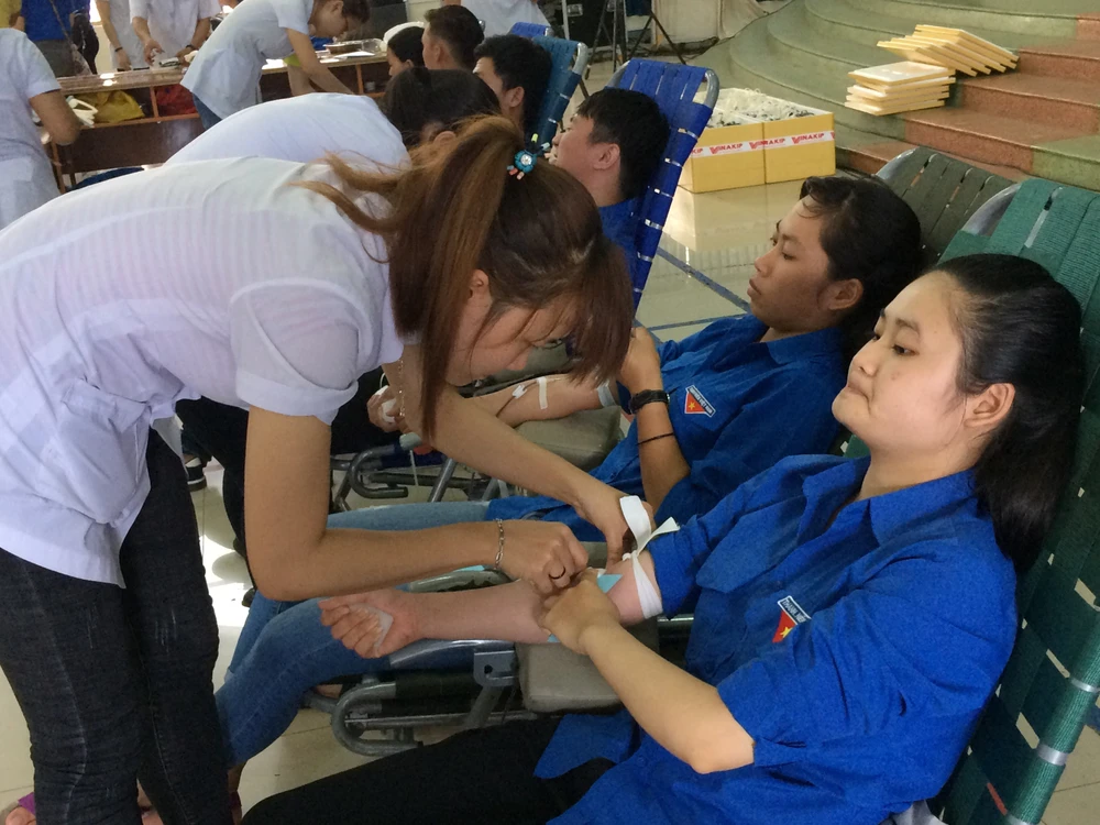 Thanh niên tỉnh Đắk Lắk tham gia hiến máu tình nguyện tại chiến dịch tình nguyện hè 2017. Ảnh CÔNG HOAN.