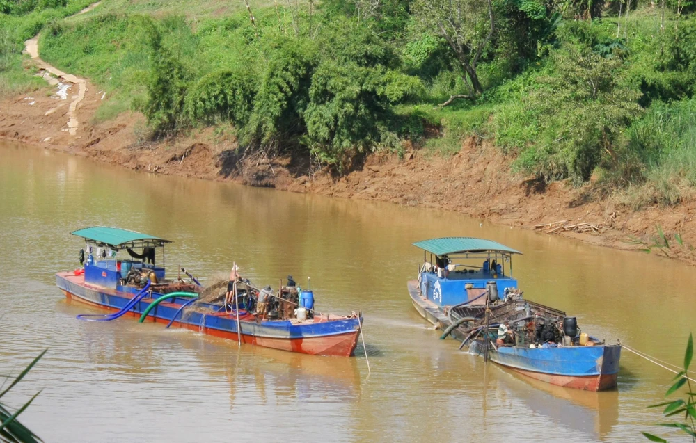 Các thuyền khai thác cát trên sông Đồng Nai thuộc địa phận huyện Cát Tiên, tỉnh Lâm Đồng. Ảnh: ĐOÀN KIÊN