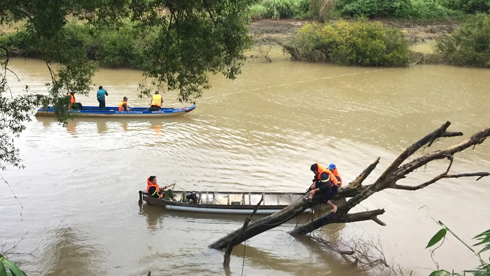 ​ Lực lượng cứu hộ tìm kiếm nạn nhân mất tích trên sông K'rông Nô