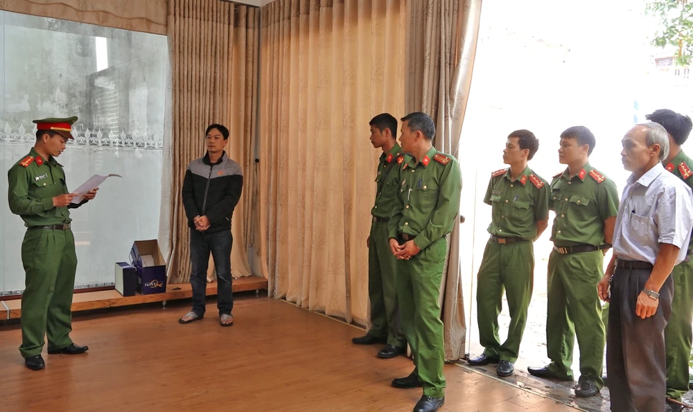 Công an tỉnh Lâm Đồng đọc lệnh khởi tố và bắt tạm giam 4 tháng đối với Hoàng Nam Đến