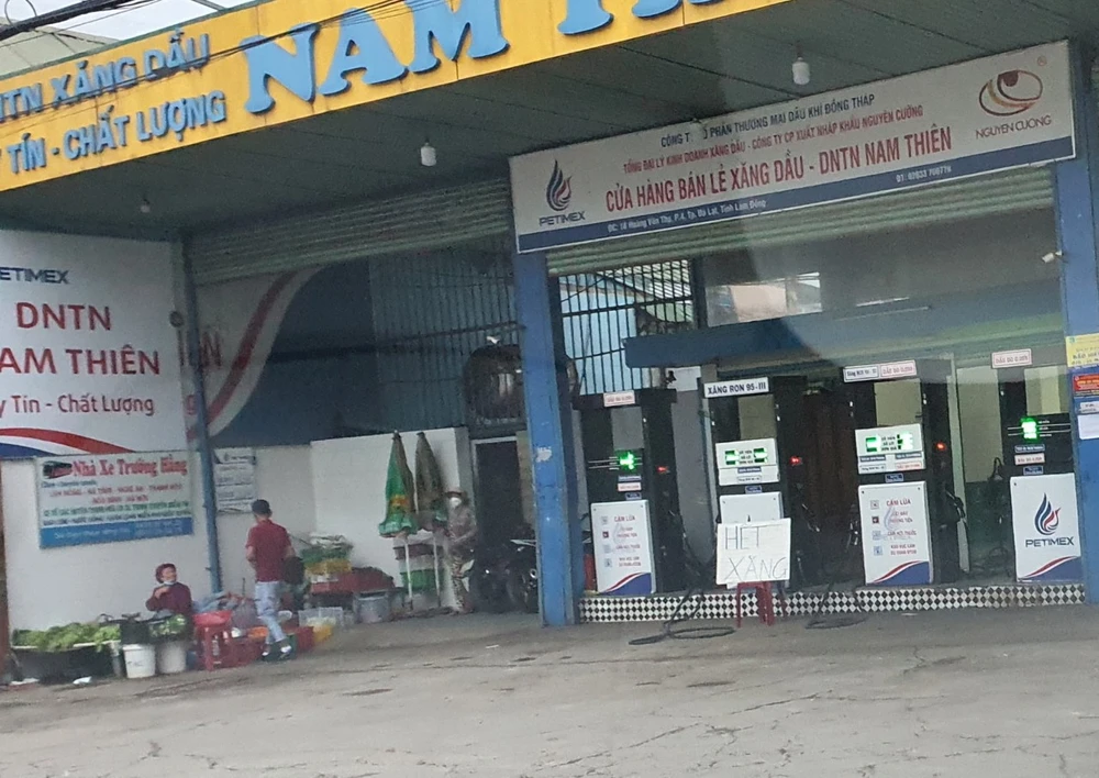 Một cửa hàng bán lẻ xăng dầu tại phường 4, TP Đà Lạt treo bảng hết xăng. Ảnh: ĐOÀN KIÊN