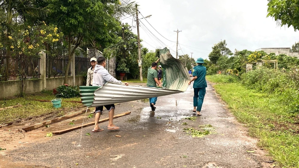 Lâm Đồng: Lốc xoáy thổi bay nhiều mái nhà