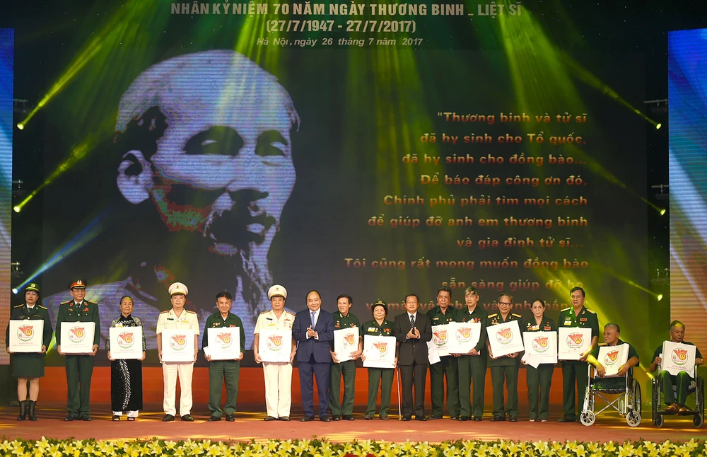 hủ tướng Nguyễn Xuân Phúc tặng quà cho các đại biểu người có công. Ảnh: VGP