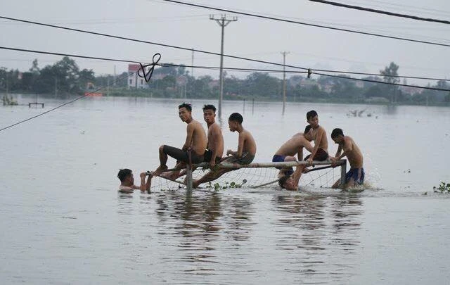 Nhiều nơi ở ngay ngoại thành Hà Nội vẫn đang ngập lụt kéo dài hơn 10 ngày nay do nước rút quá chậm vì mưa liên miên