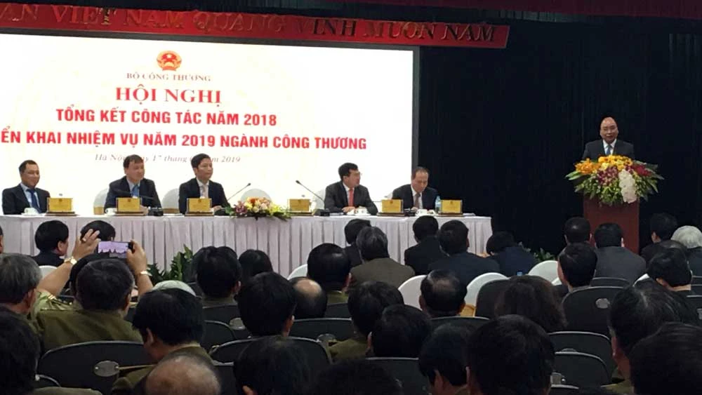 Thủ tướng Nguyễn Xuân Phúc khen ngợi những nỗ lực và thành tích vượt bậc mà ngành công thương