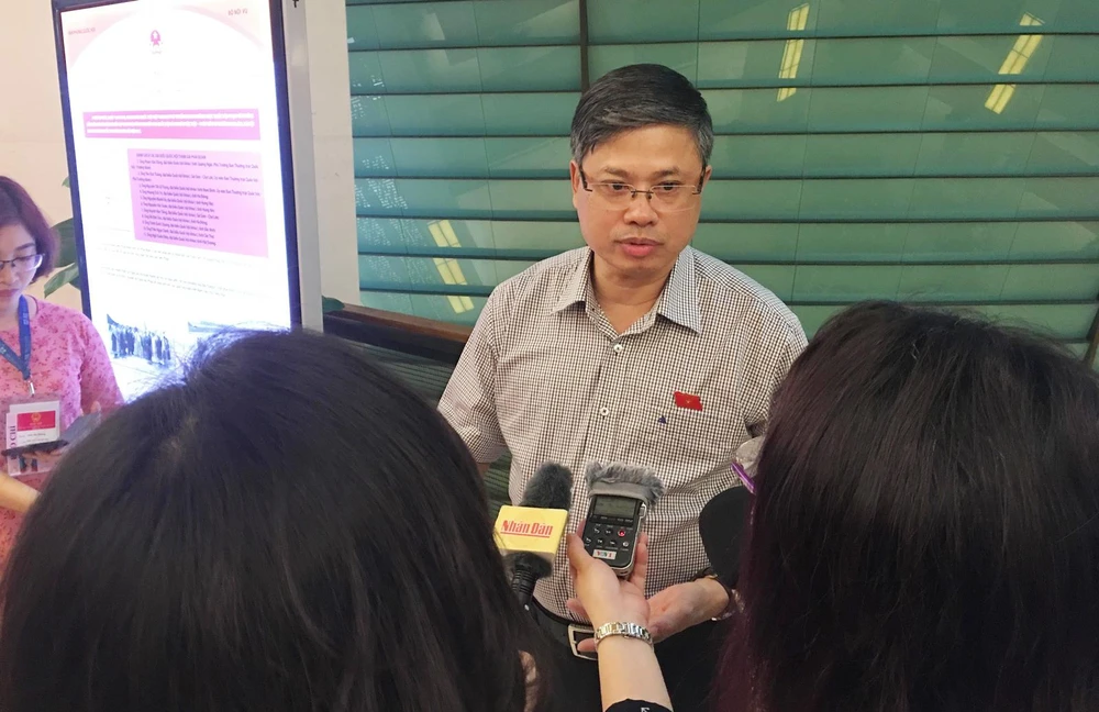 Ông Nguyễn Sỹ Cương trao đổi với báo giới về tình trạng xâm phạm, dâm ô trong thang máy 