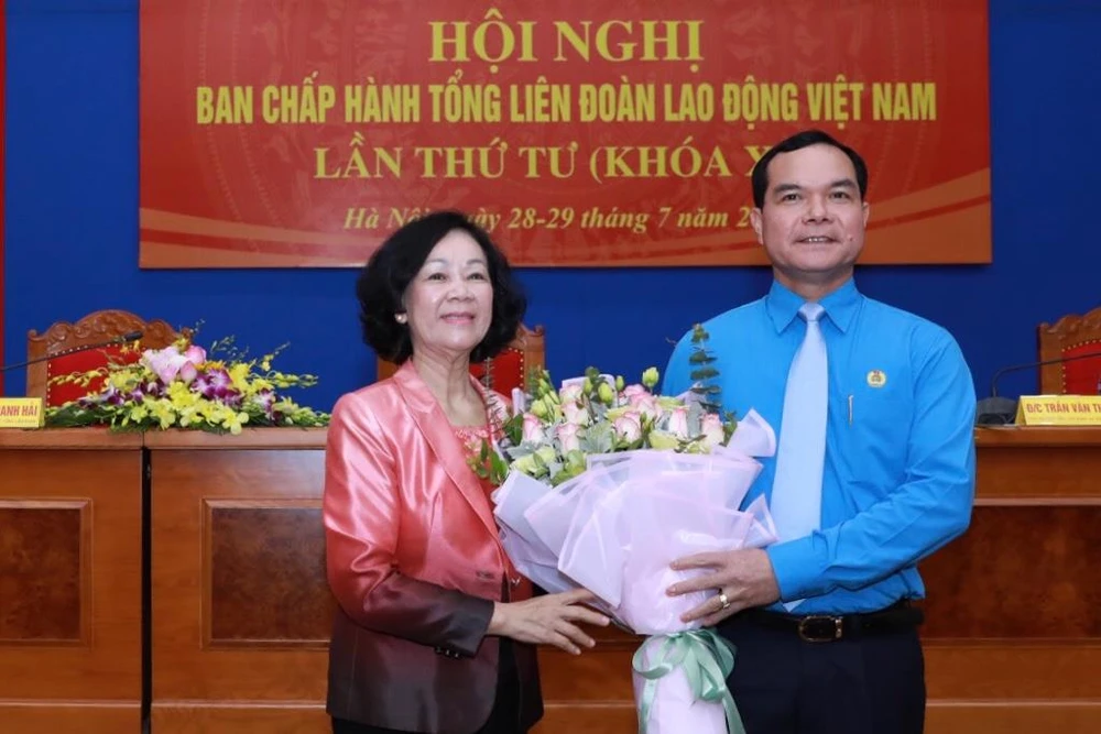Đồng chí Trương Thị Mai tặng hoa chúc mừng Chủ tịch Tổng Liên đoàn Lao động Việt Nam Nguyễn Đình Khang