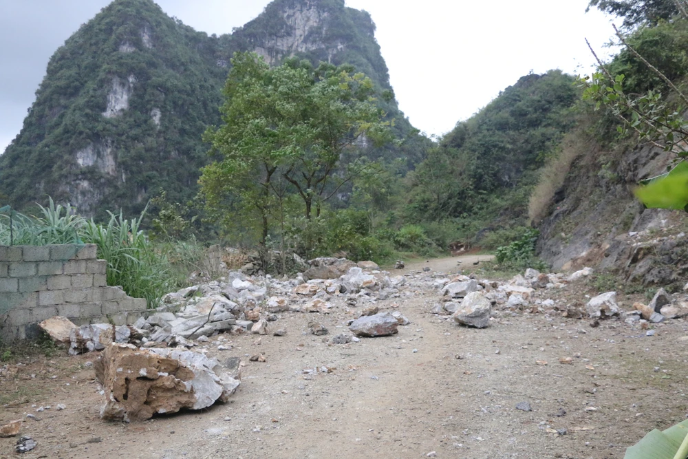 Động đất khiến đá núi lăn lóc xuống đường tại huyện Trùng Khánh - Cao Bằng vào hôm 25-11