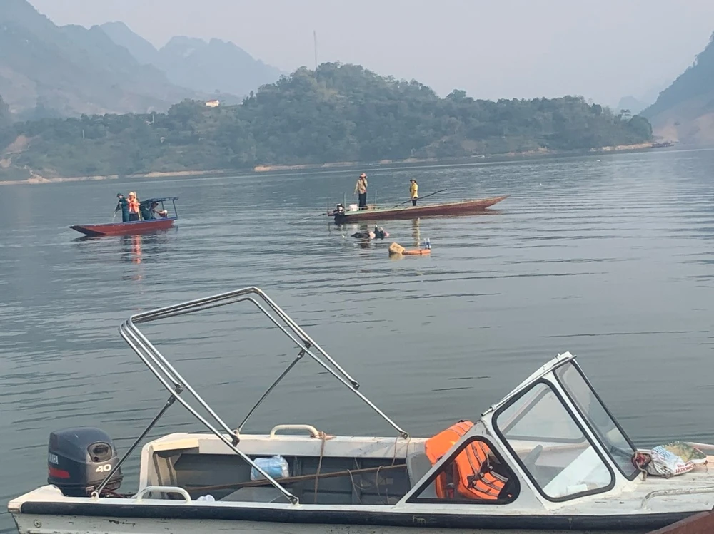 Tìm thấy thi thể 2 phụ nữ bị đắm thuyền trên lòng hồ sông Đà