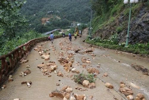 Cầu kính Rồng Mây ở Lai Châu phải tạm đóng cửa vì sập nhà chờ - Ảnh 2.